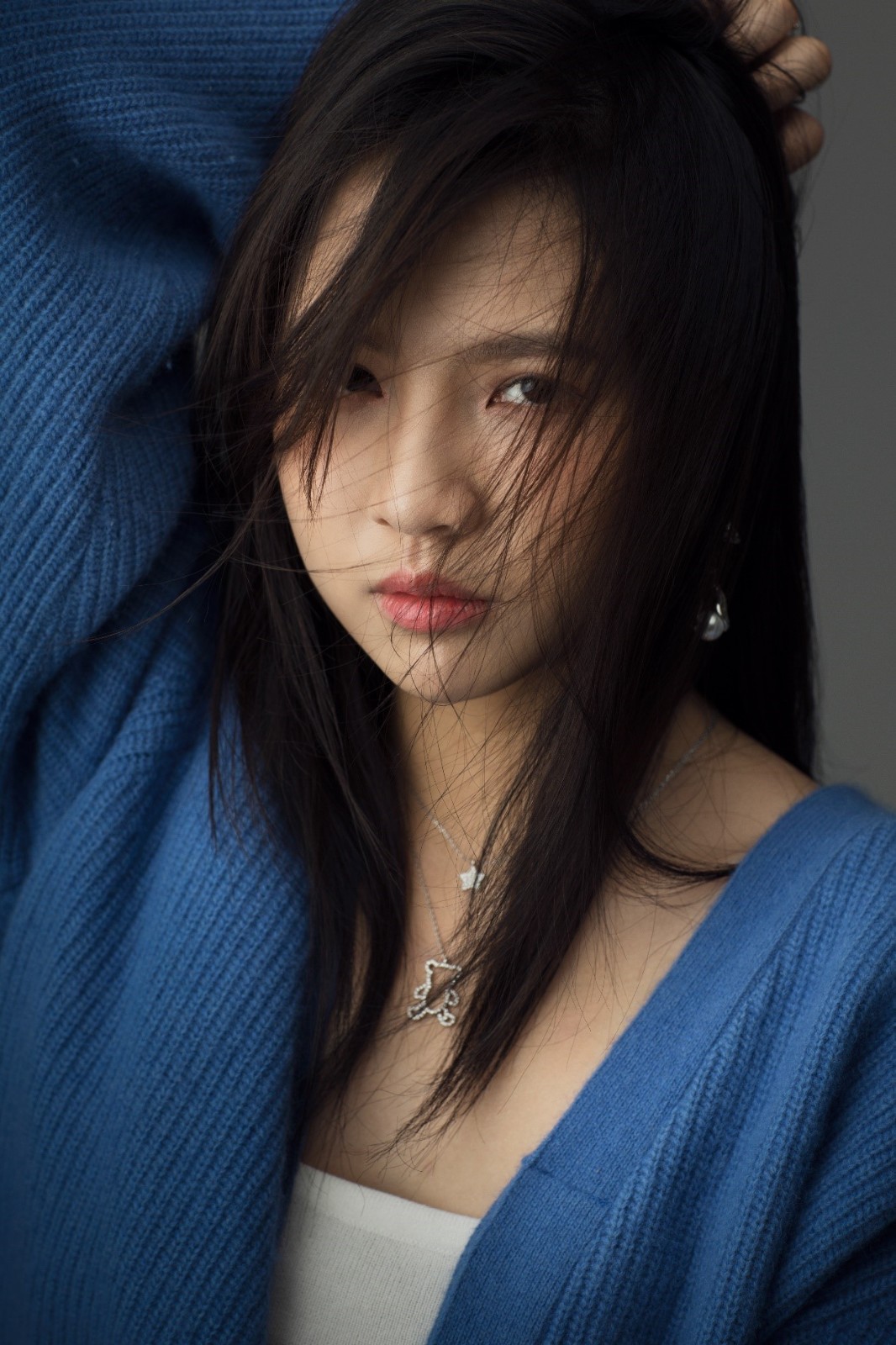 刘亦芊极简写真简约美 眼神纯净冷感十足