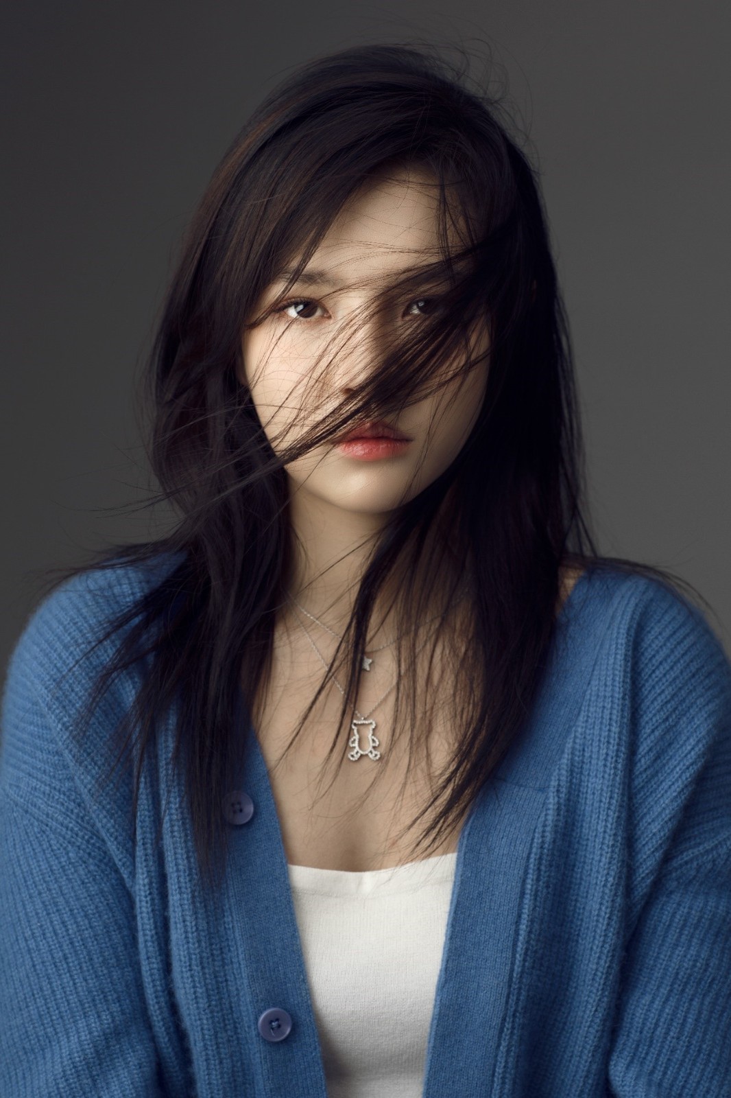 刘亦芊极简写真简约美 眼神纯净冷感十足