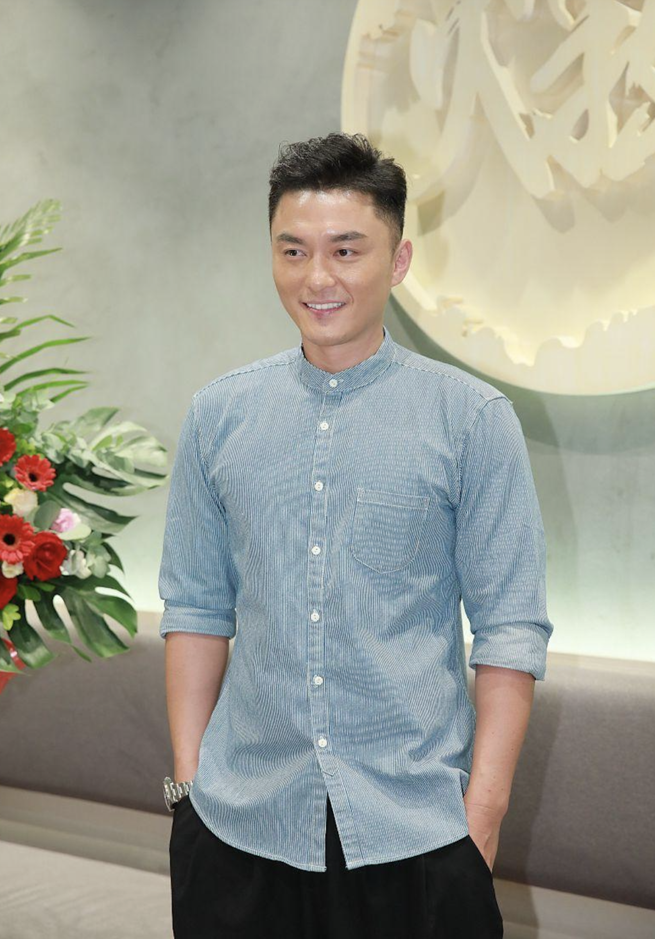 杨明第七家食肆低调开张,相邻店铺不满花篮太多,酸言酸语挑事端