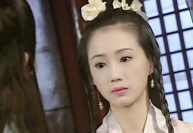 她叫桑妮,别名苏翠玉,1966年出生,年仅18岁就出道,因和黎明,周慧敏