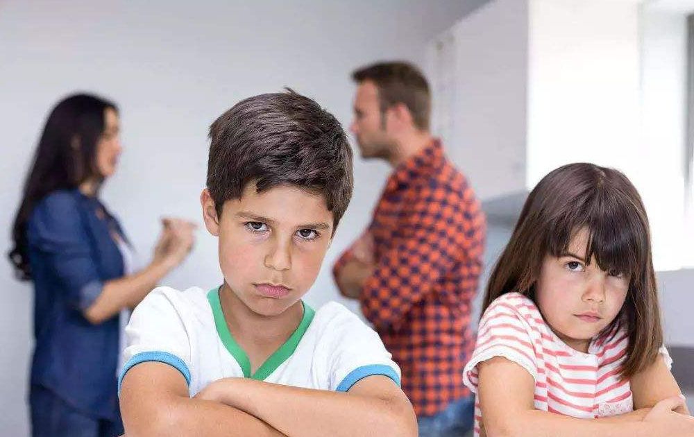 1岁弟弟渴醒哭着要水喝,3岁姐姐被吵醒,举动太暖心休闲区蓝鸢梦想 - Www.slyday.coM