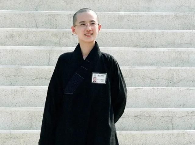 2001年3月13日,南投中台禅寺外,围满了各路记者.