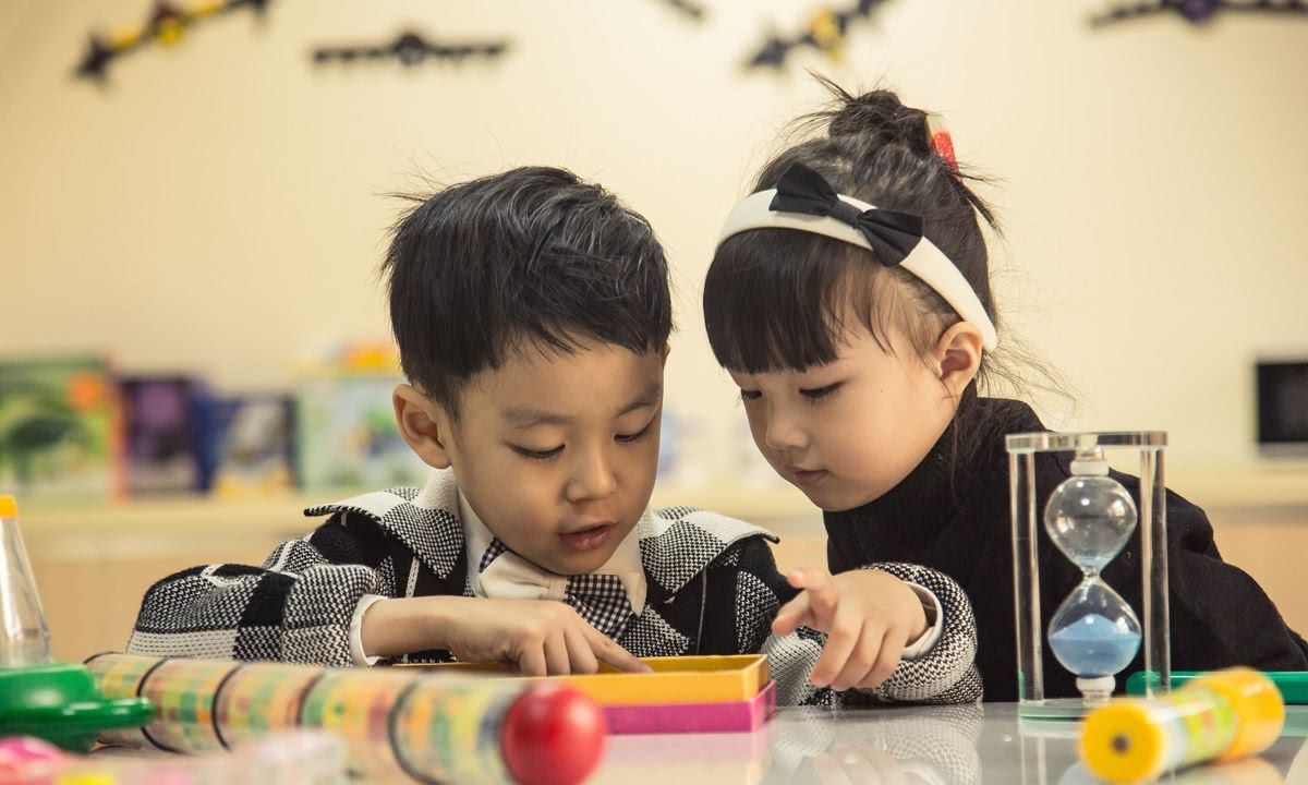 1岁弟弟渴醒哭着要水喝,3岁姐姐被吵醒,举动太暖心休闲区蓝鸢梦想 - Www.slyday.coM