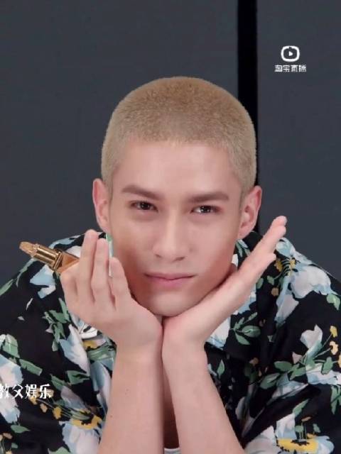 米卡表情包三连拍 主持人:可以表情包三连拍吗 米卡:可以