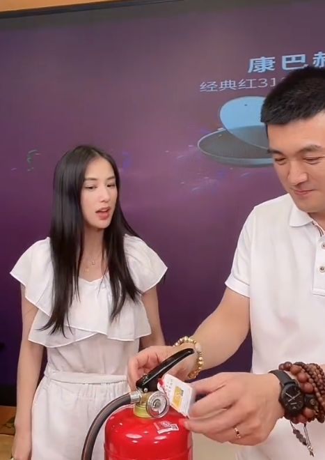 黄圣依杨子夫妇同时现身直播间十分热闹首次透露三胎计划