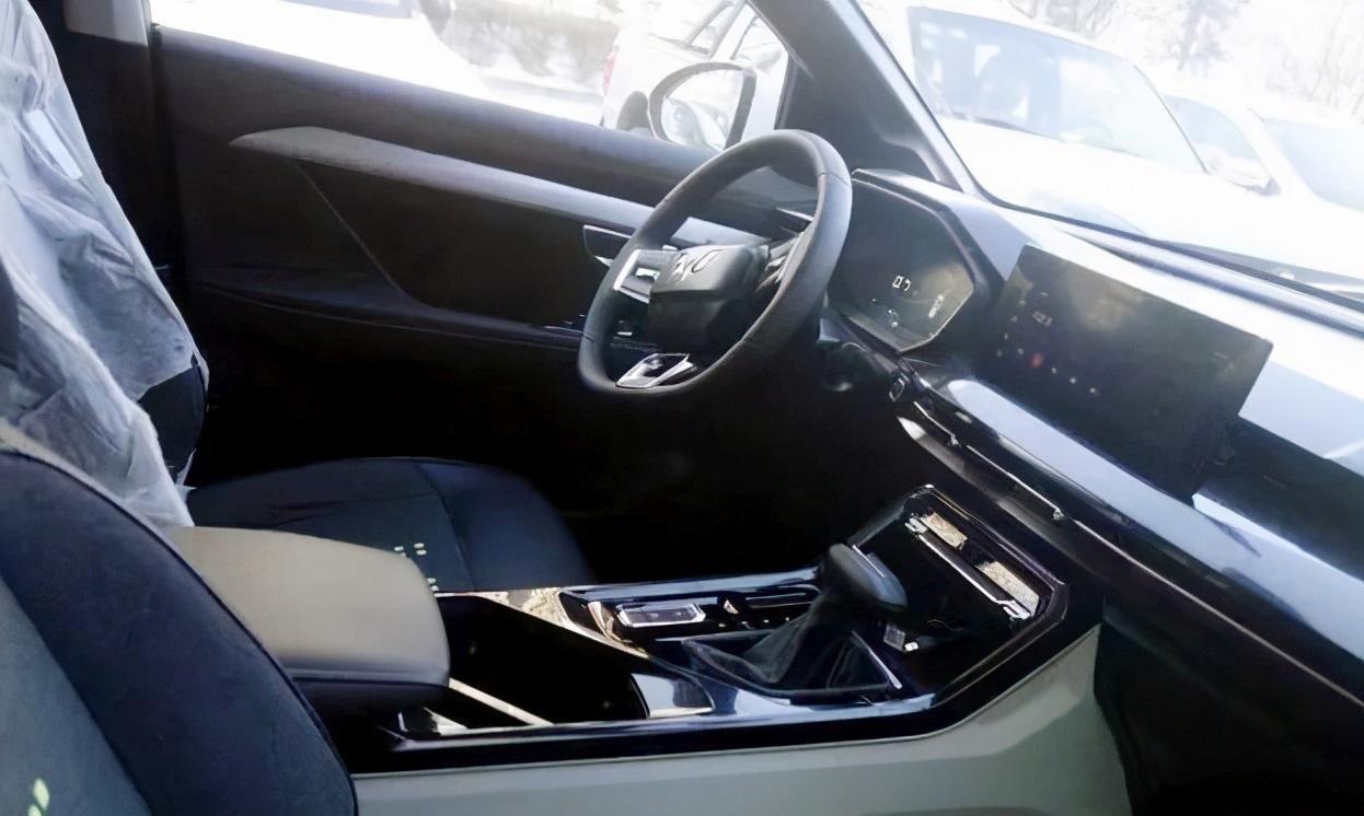 五菱首款银标suv星辰实车内饰曝光,精致感十足,又要成爆款?