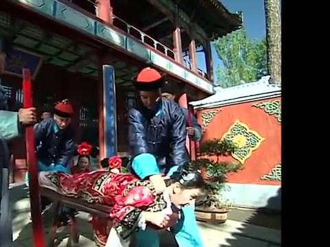 古装剧打板子片段小燕子惹怒龙颜被打板子惨叫连连