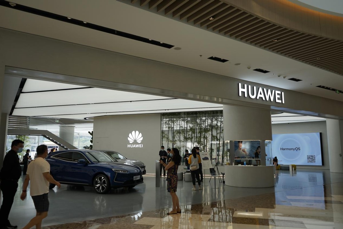 探店丨华为线下旗舰店新势力的高材生静态实拍赛力斯fs5