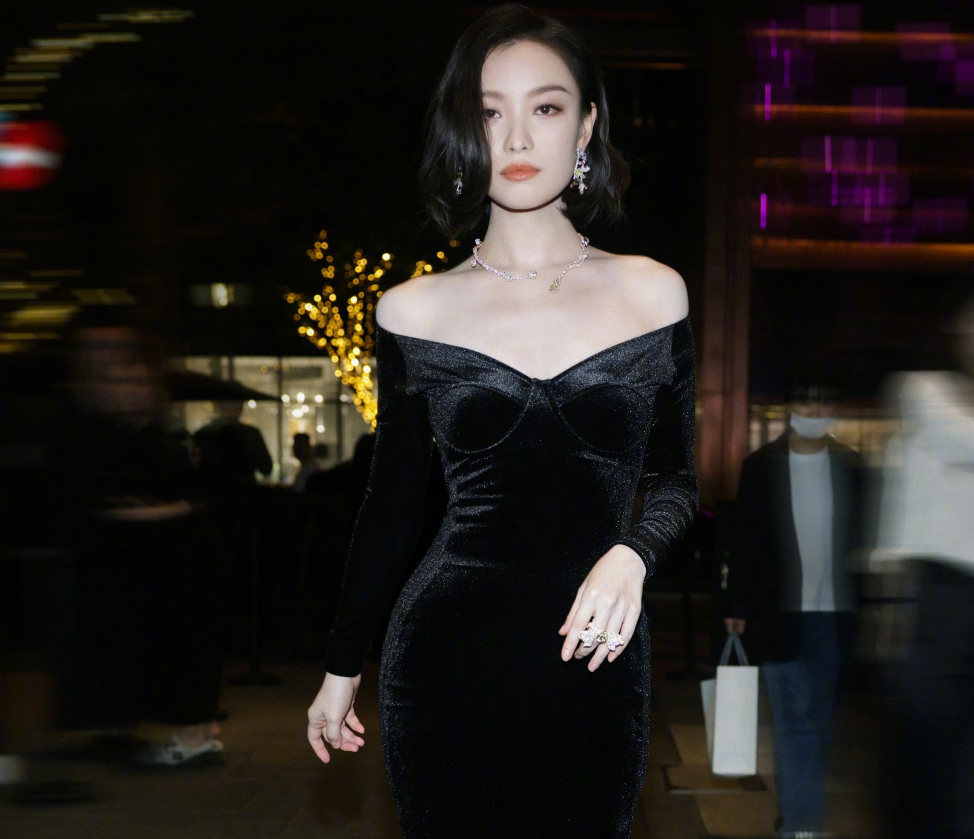 也太高级了吧!倪妮穿黑色礼服腰臀比例完美,一头短发飒气十足