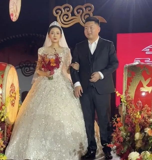 小洲三亚度蜜月,让老婆展示4个月孕肚,生二胎太累不想自己来