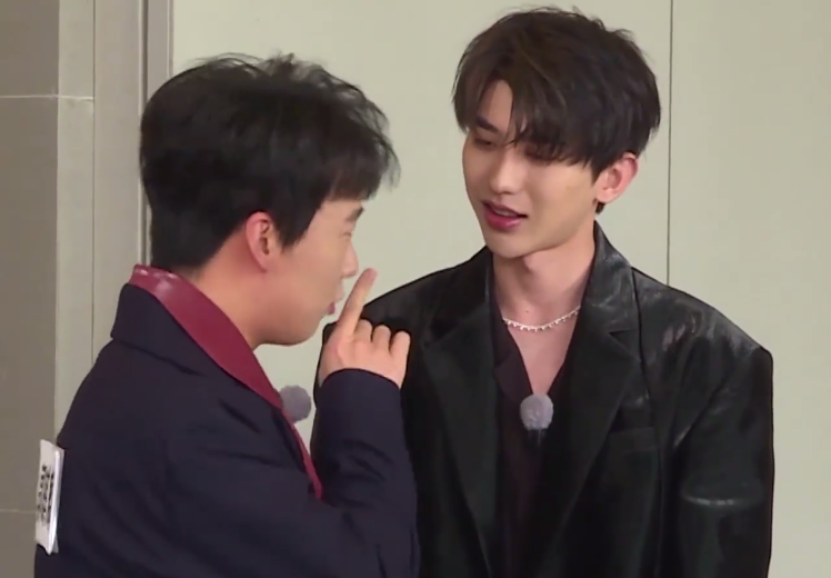 郭麒麟终于回归跑男团,坤坤抱他后说的话好扎心,铁哥们没错了!