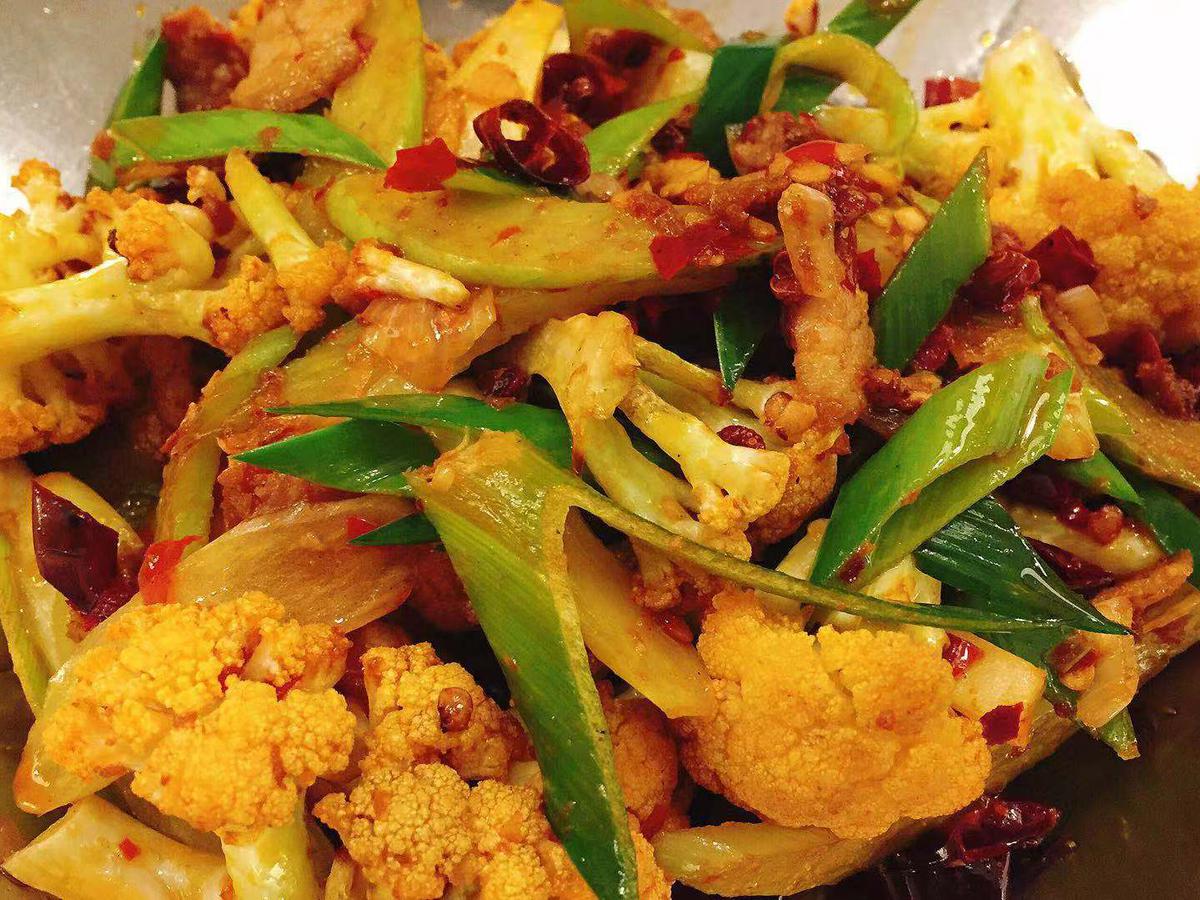 营养高还下饭的干锅菜花搭配五花肉香辣开胃