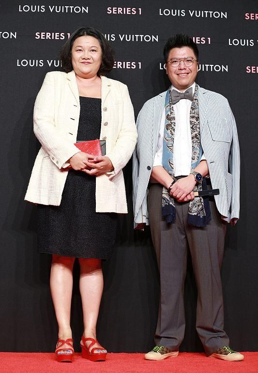 陈凯歌60岁原配久违亮相,染紫发踩拖鞋超洒脱,真空上阵罕秀性感|洪晃