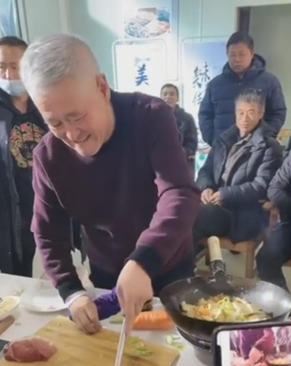 64岁赵本山超级大方！请上百名群演看戏吃饭，给剧组买800斤猪肉休闲区蓝鸢梦想 - Www.slyday.coM