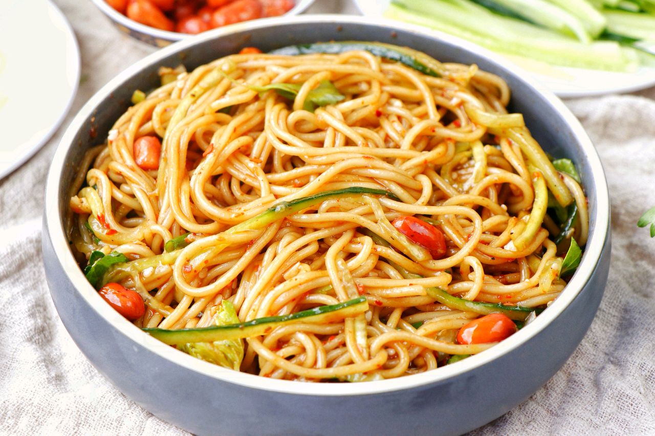 一碗酸辣凉拌面,管它烈日炎炎,依旧食欲不减!|凉拌面|面条|蒜末_新浪