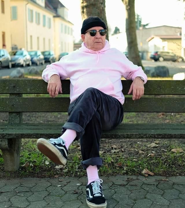 国外75岁老头真时髦靠模仿明星穿衣吸粉百万帅成了街头风景