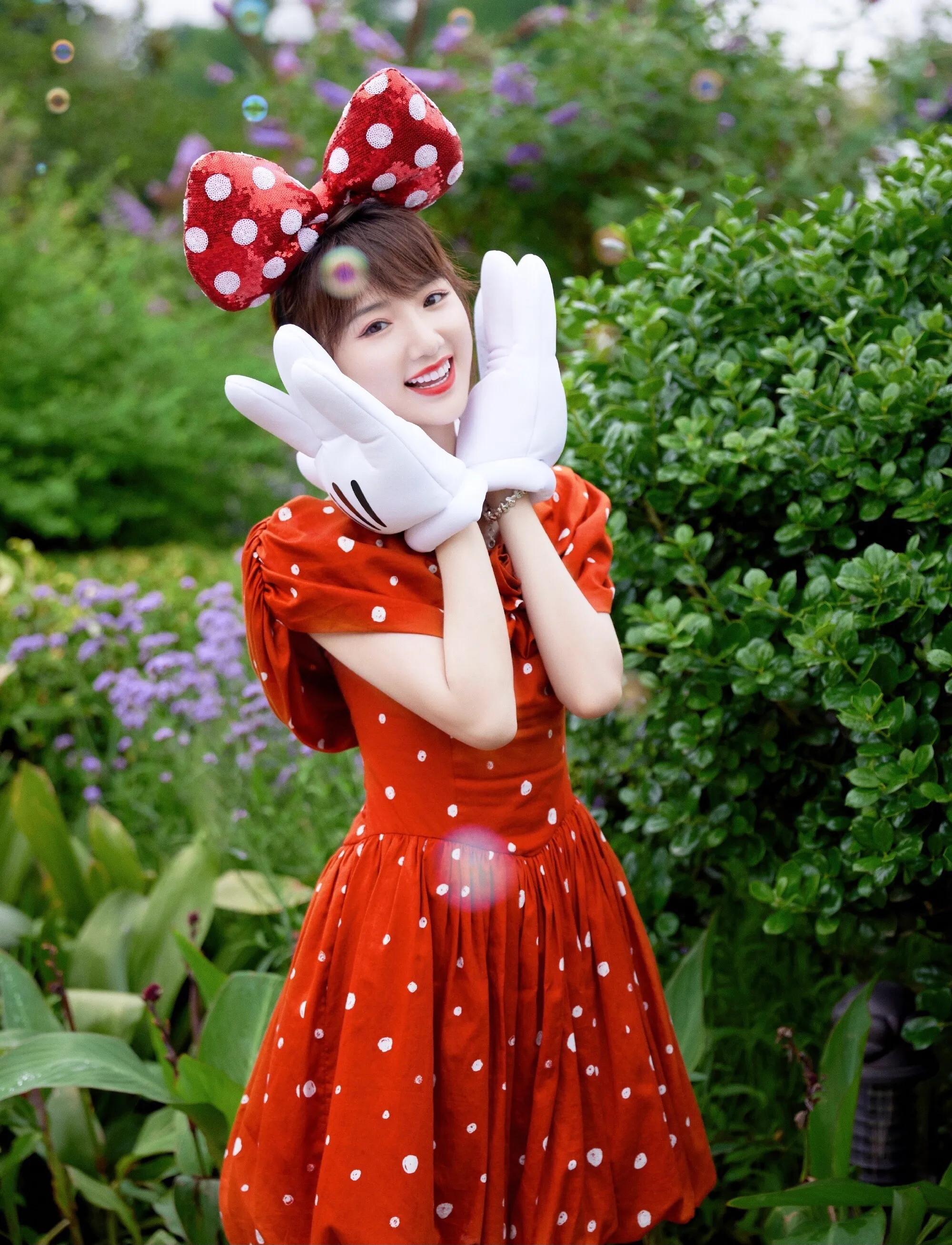 毛晓彤迪士尼晒美照红色波点裙米妮造型亮相可爱无比