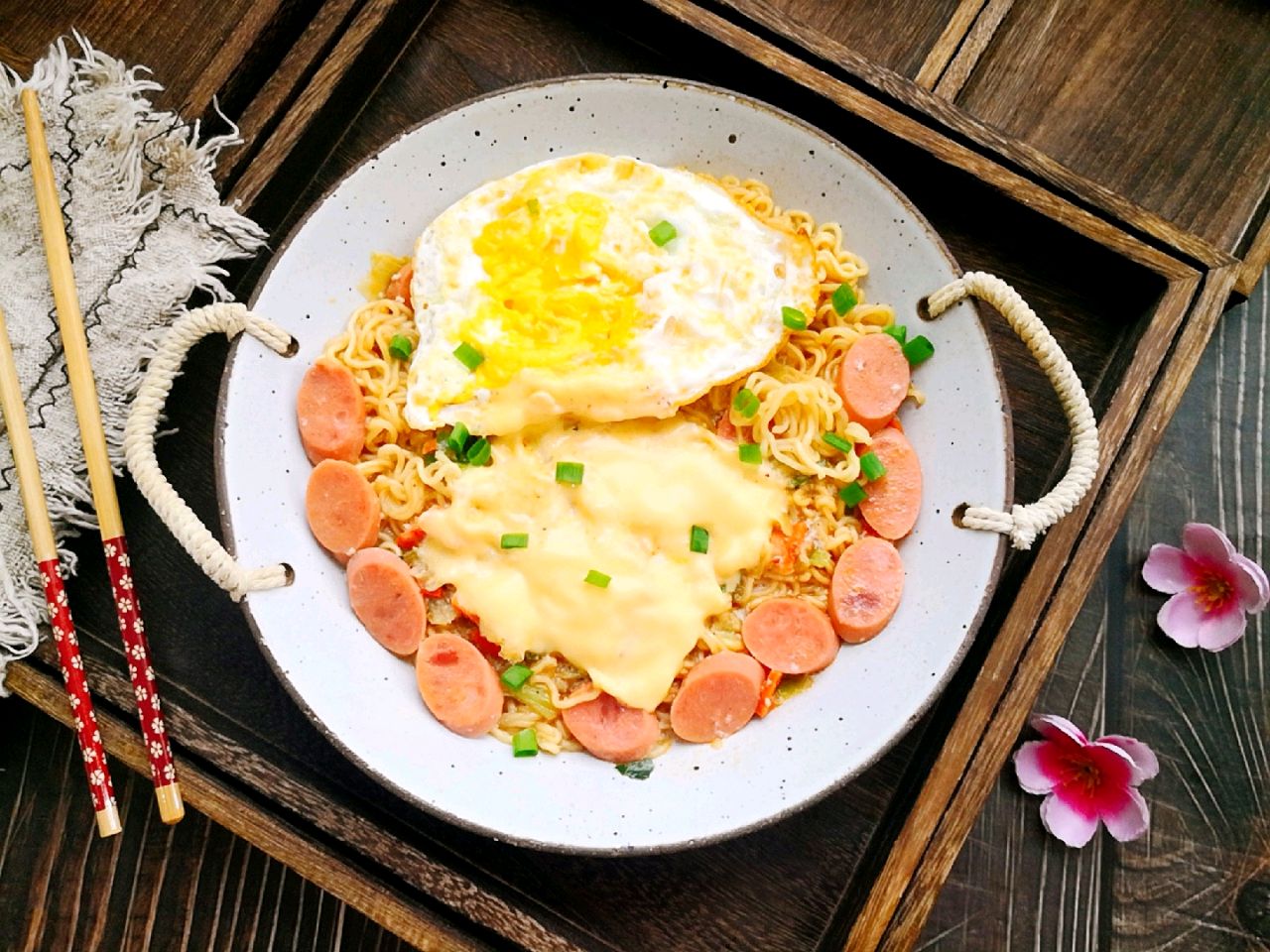 奶香芝士方便面【所需食材】:方便面,火腿肠,鸡蛋,牛奶,芝士片【烹饪