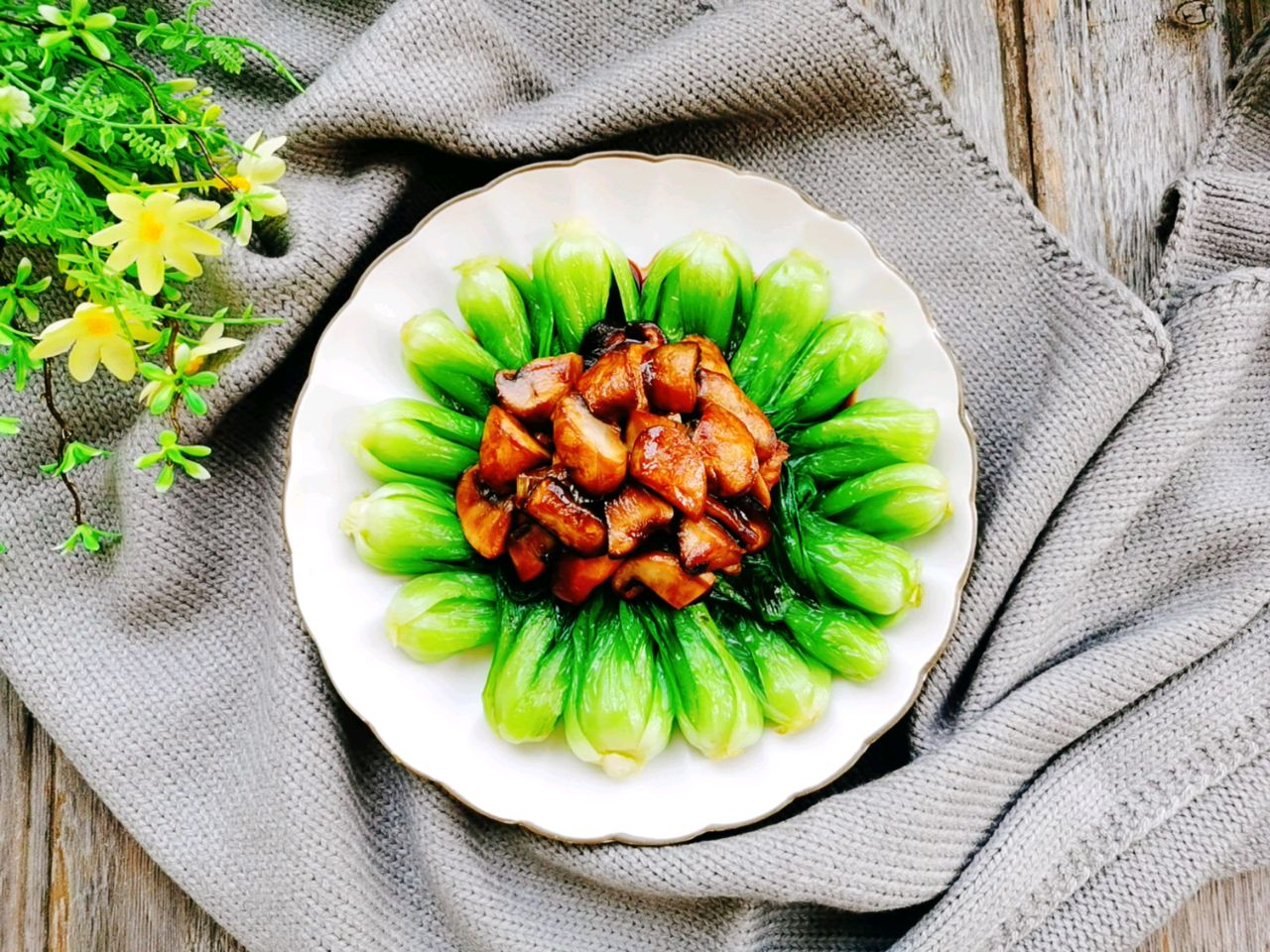 低脂快手菜,欢聚一堂,清炒白玉菇上海青,清淡鲜美不油腻!