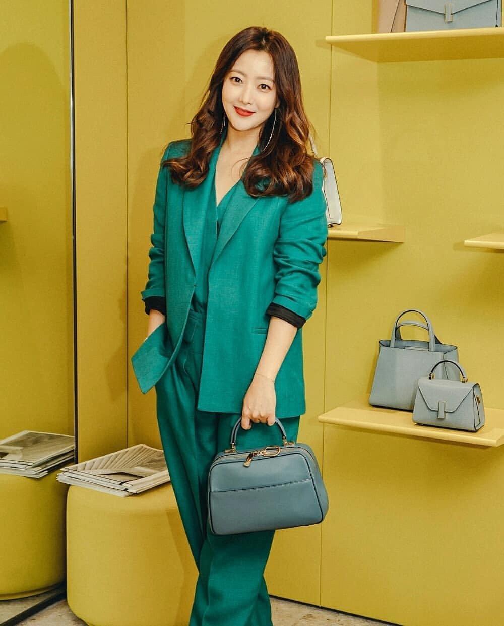 金喜善是真美轻松驾驭绿色西服套装不愧韩国第一美女超耐看