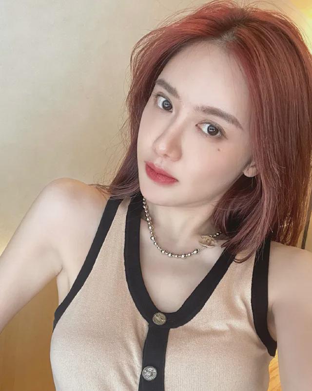 美娜晒美照感叹只是近黄昏球迷又内涵她她的求生欲极强