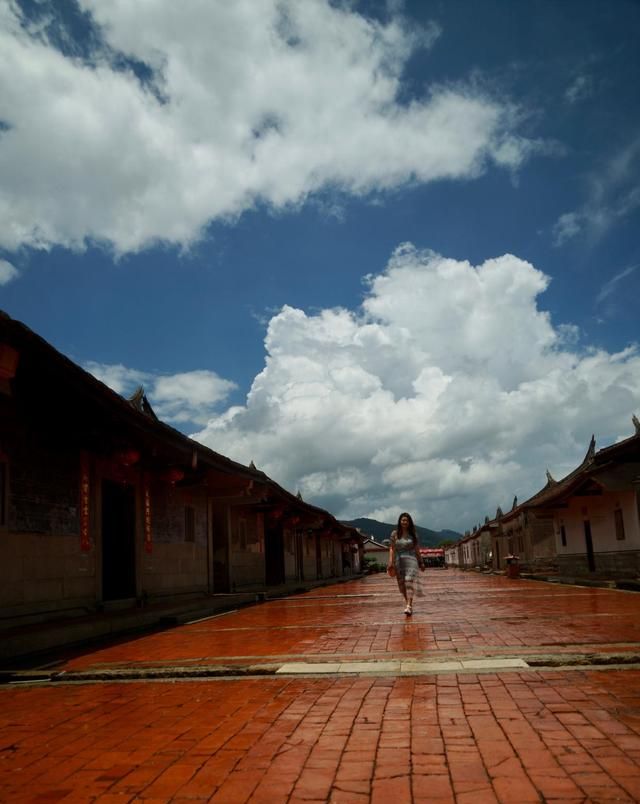 闽南第一村,红瓦白墙古韵悠悠,堪称建筑里的艺术品