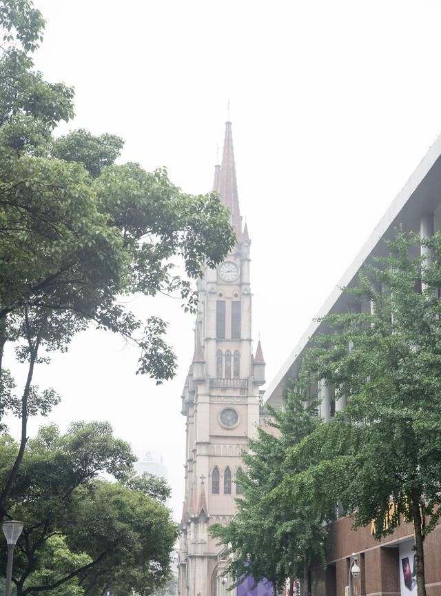 宁波无原罪圣母堂,路过的人都不经意想要多看他一眼.