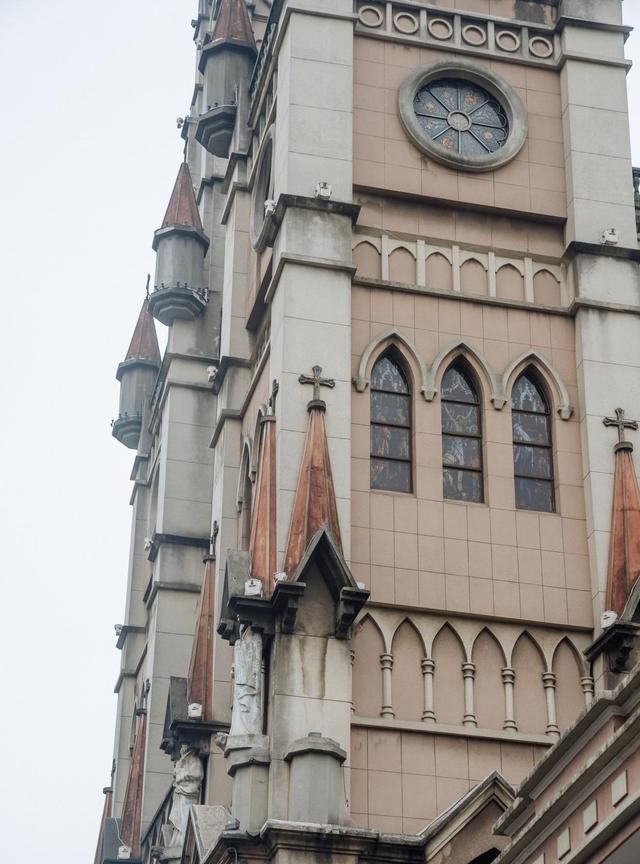 宁波无原罪圣母堂,路过的人都不经意想要多看他一眼.