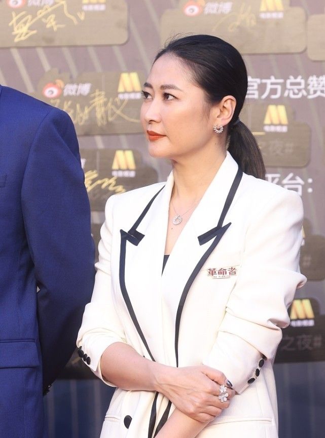 梁静有点胖了但在管虎身边依旧很有气势真给老公长脸
