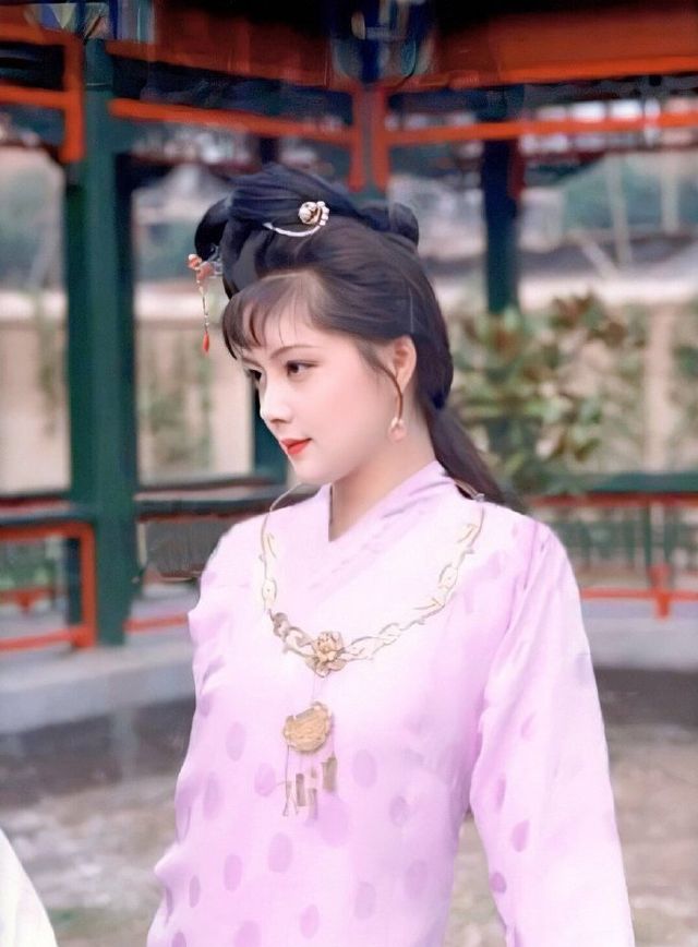 "薛宝钗"晒近照状态好,56岁张莉肤白貌美,身材窈窕气质绝佳