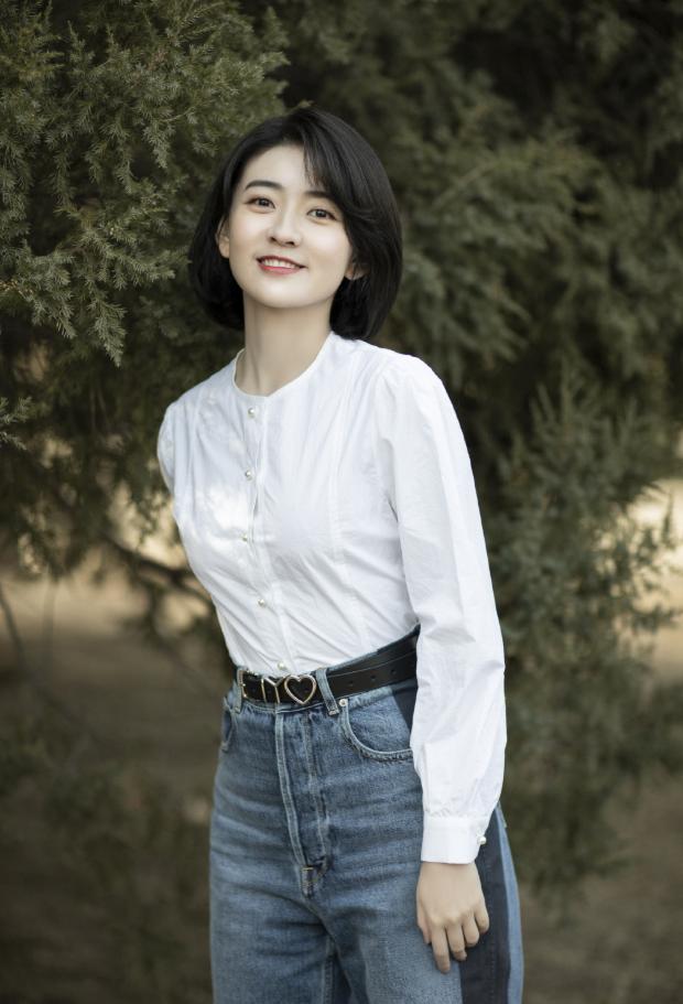 梁洁端午节大片粽叶色西装清新自然短发造型俏皮灵动