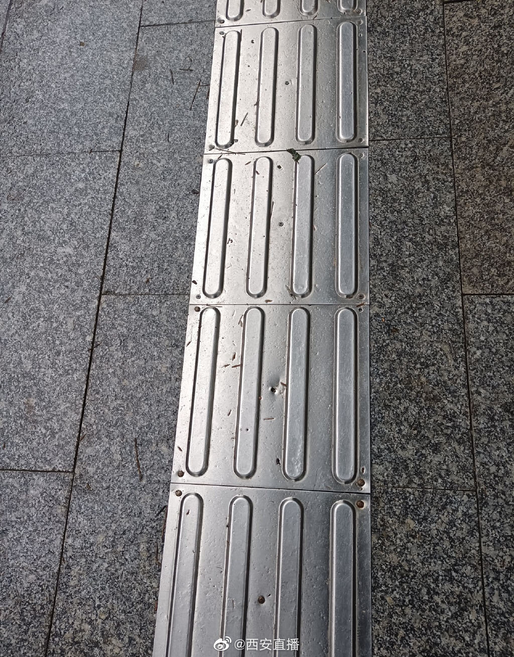 西安友谊东路上现不锈钢金属盲道