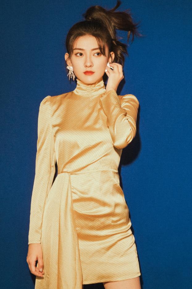 梁洁端午节大片粽叶色西装清新自然短发造型俏皮灵动