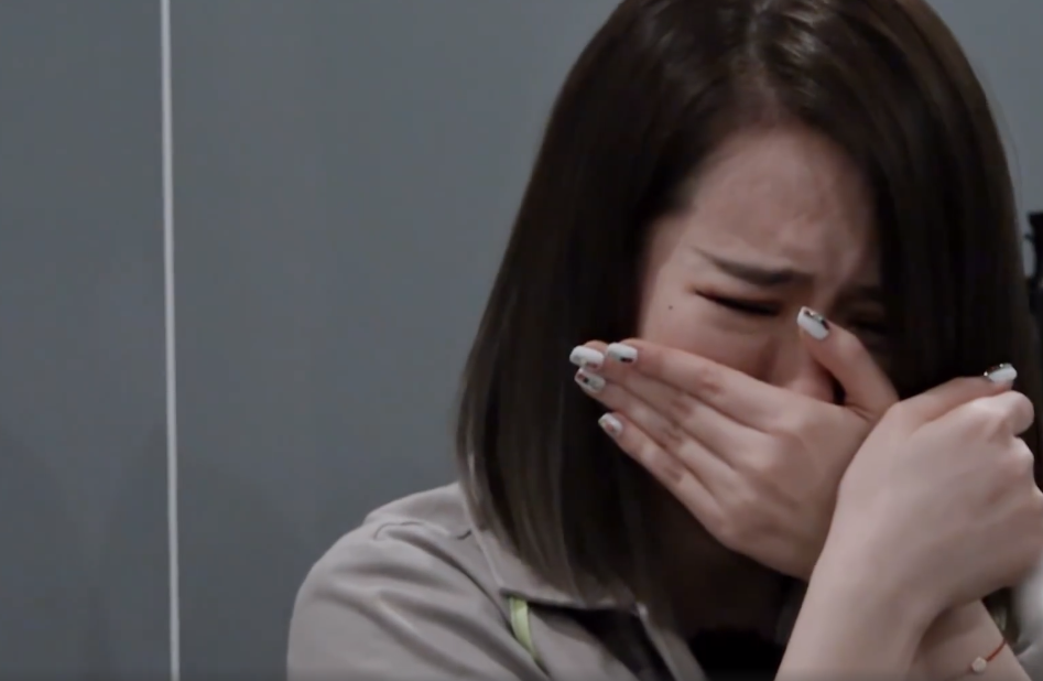 京奇探秘夜中戚薇被吓得捂脸哭久久回不过神眼线都哭花了