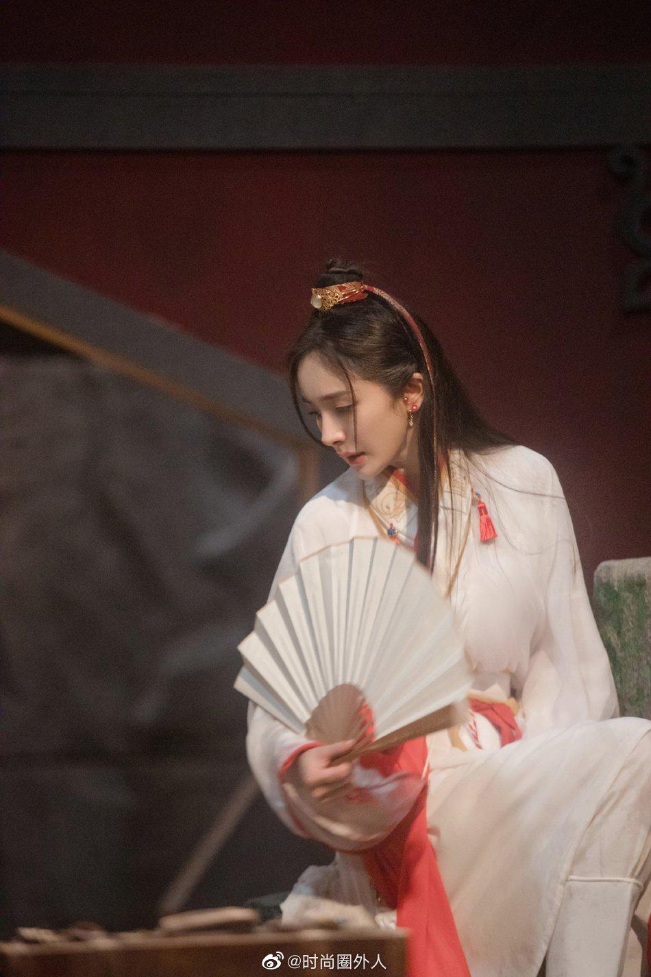 最新古装扮相,身穿红白涩相间古装手拿折扇