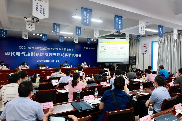 现场答疑(央广网 发 张博为 摄)