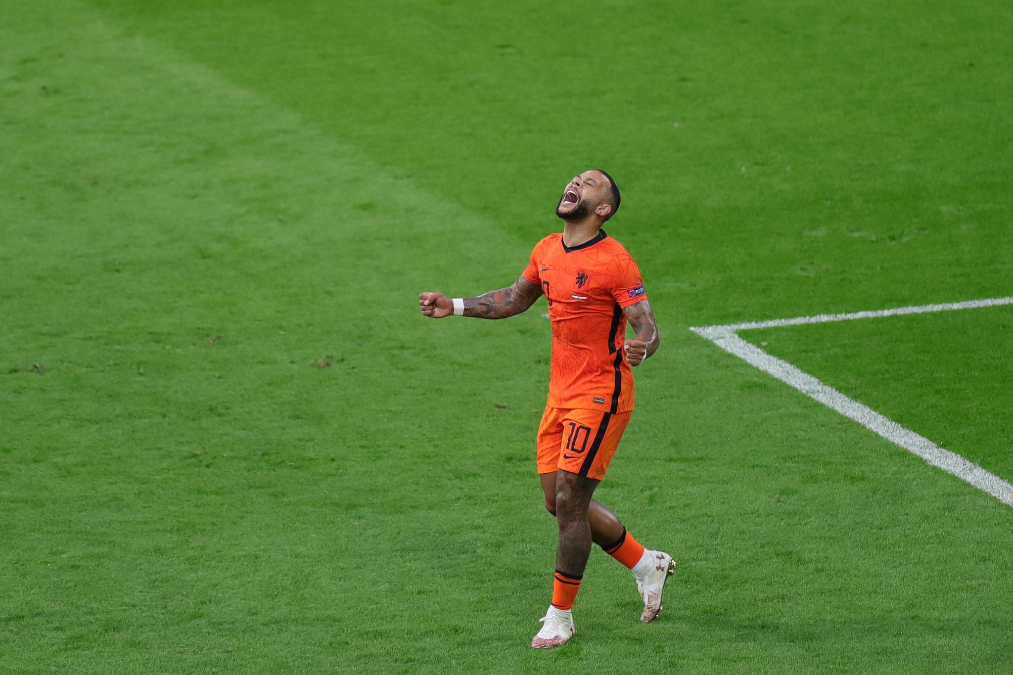 6月17日,荷兰队球员德佩庆祝进球.