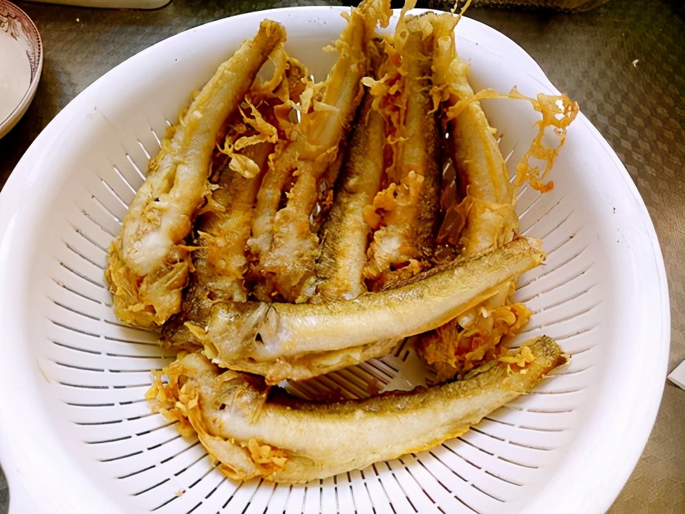 至鱼身金黄捞出来沥油17.摆盘即可18.