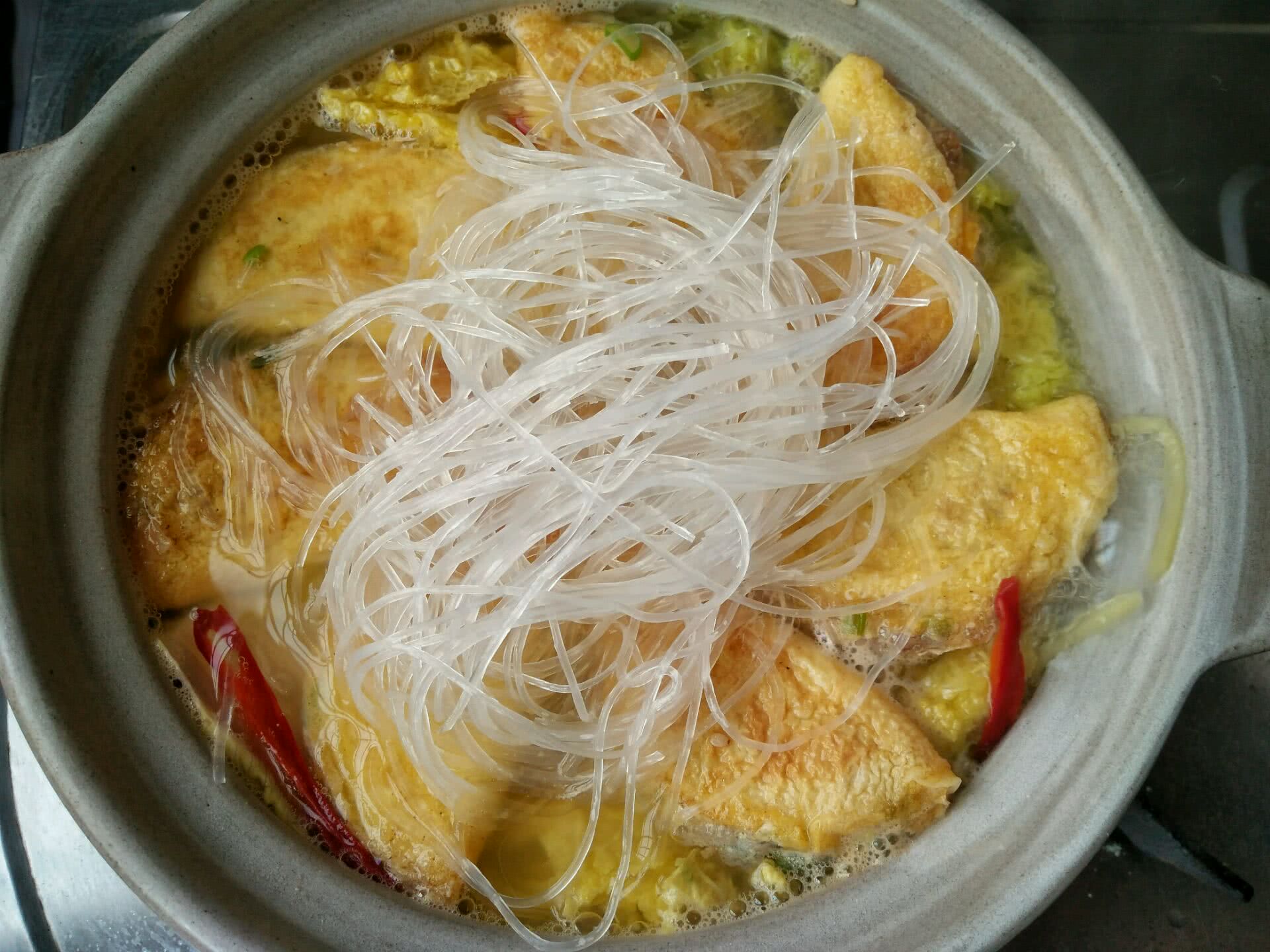 一份好吃还简单的蛋饺粉丝娃娃菜煲就做好了,是清爽不油腻,省事还便宜