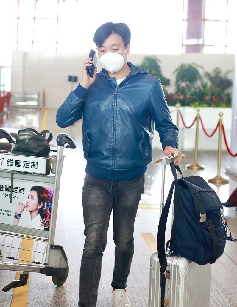 42岁佟大为休闲穿搭好年轻,一点没有"大叔感",和妻子好恩爱