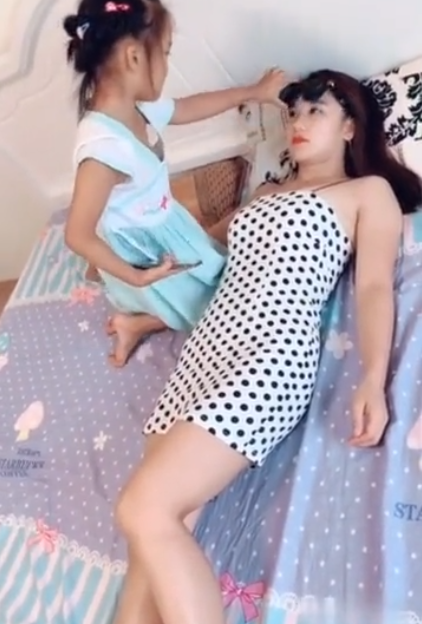 宝宝趁妈妈睡着想偷玩手机，不打不骂，妈妈一招让孩子乖乖睡觉休闲区蓝鸢梦想 - Www.slyday.coM