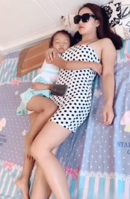 宝宝趁妈妈睡着想偷玩手机，不打不骂，妈妈一招让孩子乖乖睡觉休闲区蓝鸢梦想 - Www.slyday.coM