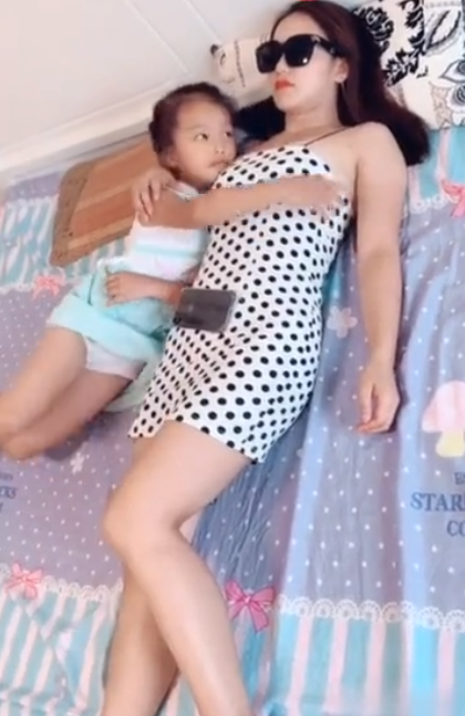 宝宝趁妈妈睡着想偷玩手机，不打不骂，妈妈一招让孩子乖乖睡觉休闲区蓝鸢梦想 - Www.slyday.coM