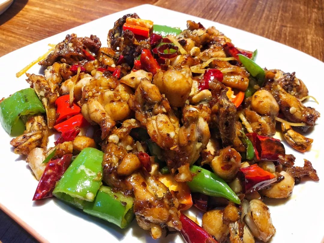 家常爆炒田鸡食材准备田鸡1斤,大蒜,香叶,蒜头,姜切碎,淀粉,鸡精,生抽