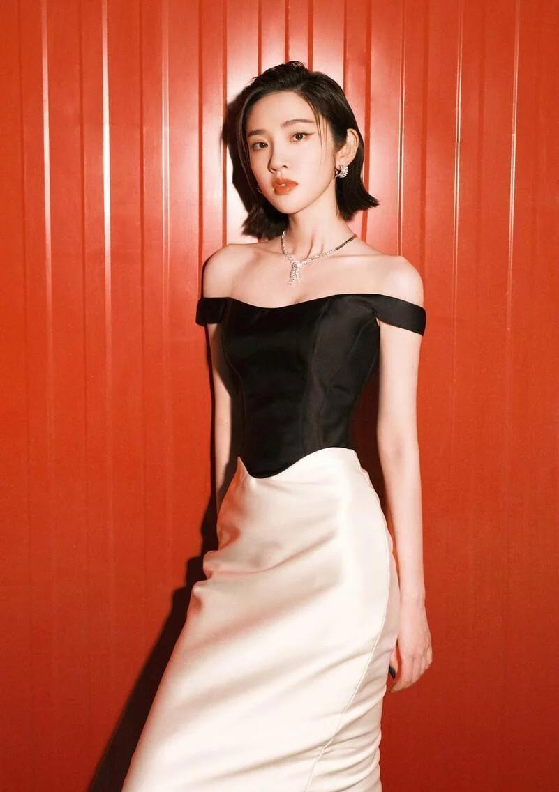 唐艺昕产后一年美回少女身材, 穿黑白拼接长裙秀香肩锁骨, 太有范