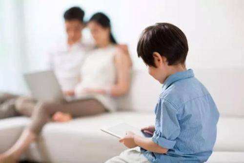 宝宝趁妈妈睡着想偷玩手机，不打不骂，妈妈一招让孩子乖乖睡觉休闲区蓝鸢梦想 - Www.slyday.coM