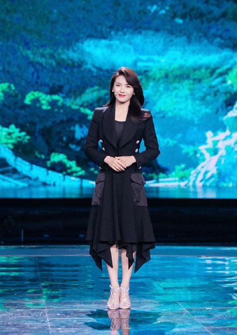 刘涛再次美上央视,穿西装配不规则半裙出镜,美成优雅贵妇