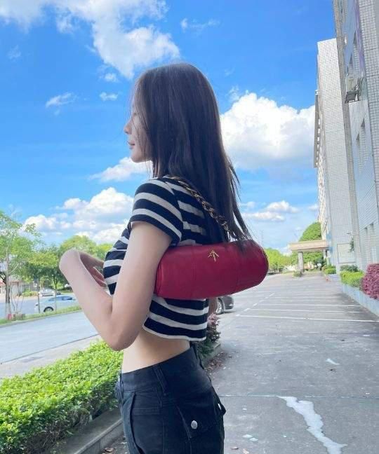 沈梦辰晒细腰被美赞杨幂挑战漫画腰却遭遇批评最终还要道歉