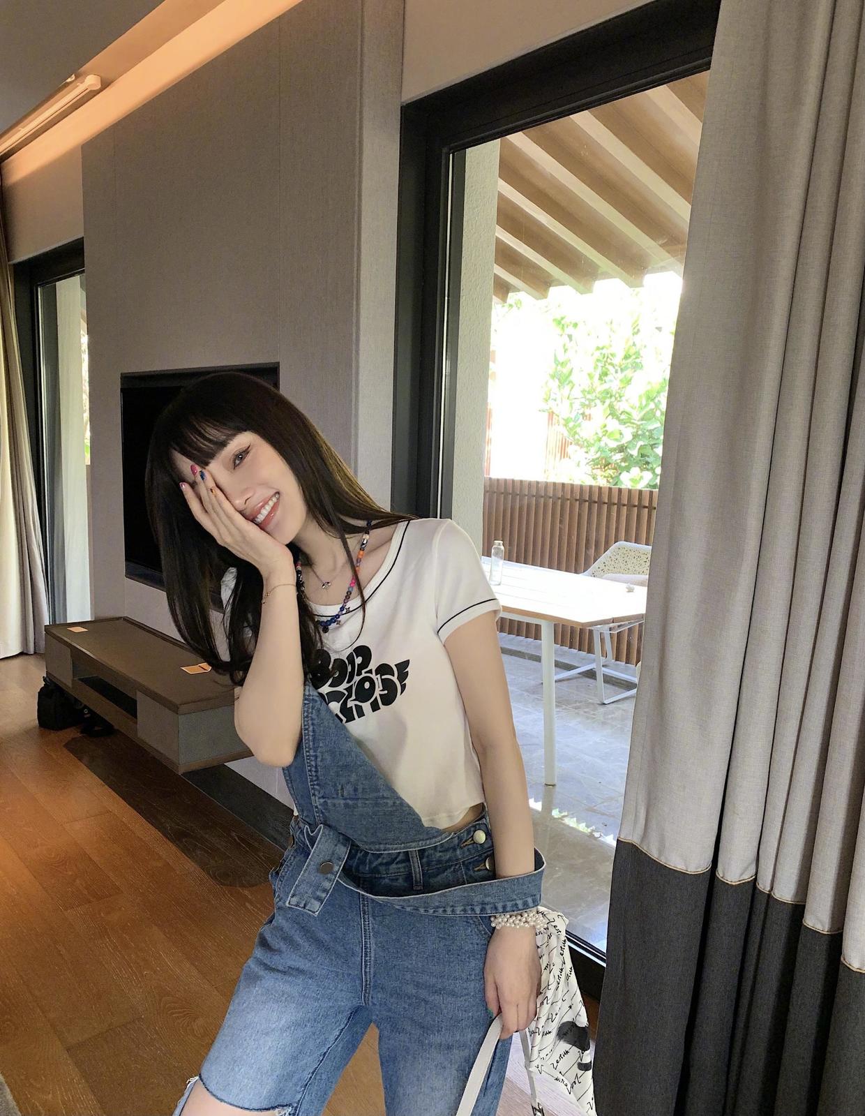 李小璐无戏可拍也折腾白色背心配运动裤利落时髦身材不输女团