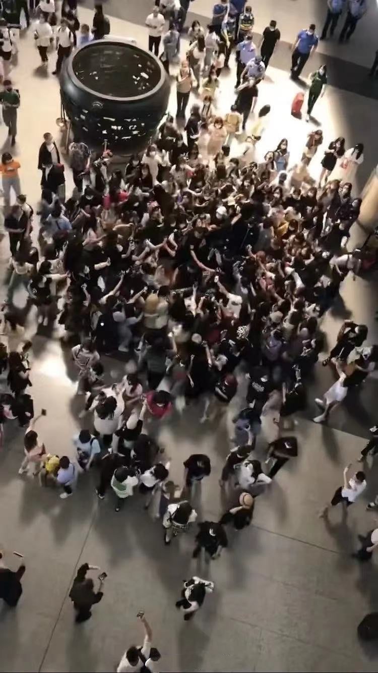 私生被时代少年团贺峻霖当面泼水后发文辱骂零食还没来得及吃